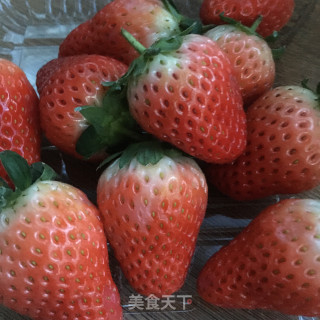 草莓小雪人的做法步骤：1
