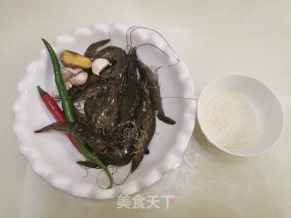 避风塘炒虾的做法步骤：1