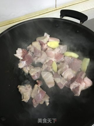 猪肉笋干煲的做法步骤：2