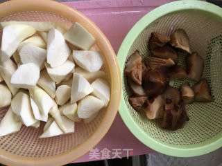 茭白烧花菇的做法步骤：1