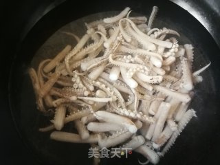 酱炒鱿鱼须的做法步骤：3