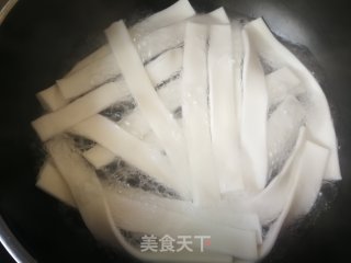 白菜炖竽头粉的做法步骤：1
