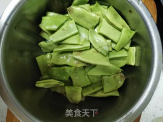 香菇烧豆角的做法步骤：1