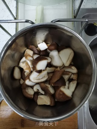 香菇烧豆角的做法步骤：2