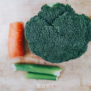 西蓝花小炒的做法步骤：1