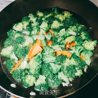 西蓝花小炒的做法步骤：3