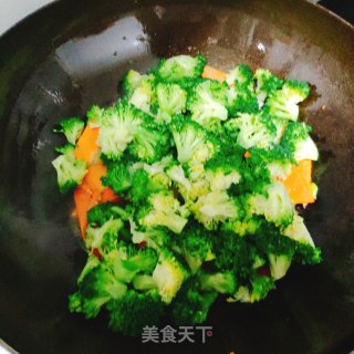 西蓝花小炒的做法步骤：7