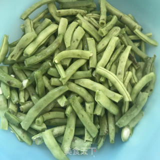 油焖豆角的做法步骤：1