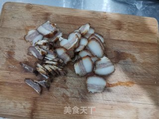 干煸腊肉菜花的做法步骤：2