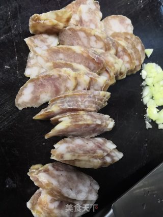 青椒炒腊肠的做法步骤：1