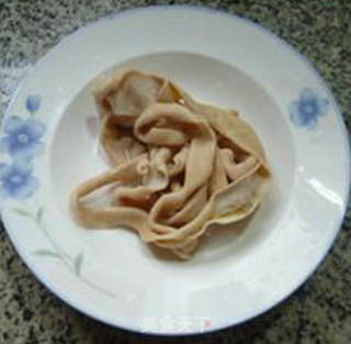 青蒜鹅肠炒年糕的做法步骤：2