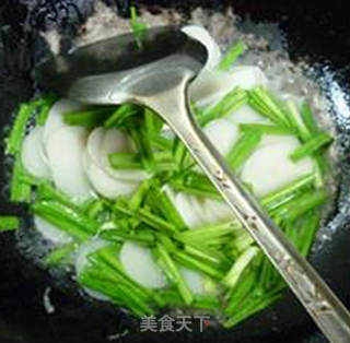 青蒜鹅肠炒年糕的做法步骤：6