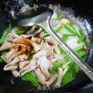青蒜鹅肠炒年糕的做法步骤：7