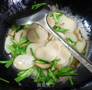 青蒜鹅肠炒年糕的做法步骤：8