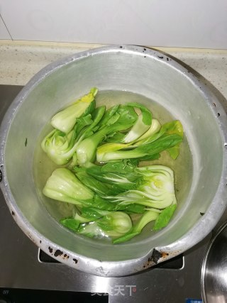 清炒油菜的做法步骤：1