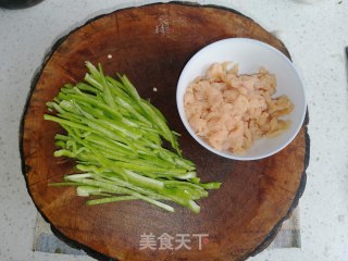 青椒炒鸡丝的做法步骤：1