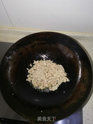 青椒炒鸡丝的做法步骤：2