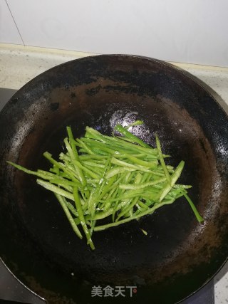 青椒炒鸡丝的做法步骤：3