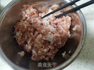 传统猪肉韭菜水饺的做法步骤：1