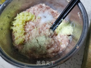 传统猪肉韭菜水饺的做法步骤：4
