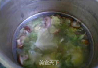香菇圆白菜猪脚圈汤的做法步骤：11