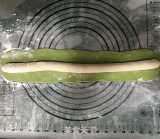 韭菜鸡蛋粉条双色水饺的做法步骤：4