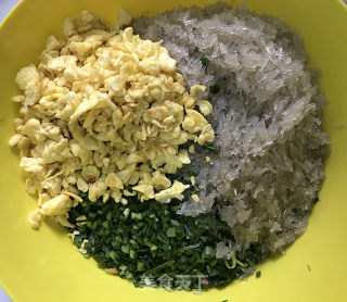 韭菜鸡蛋粉条双色水饺的做法步骤：6