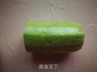 夏瓜炒洋葱的做法步骤：1