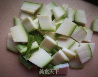 夏瓜炒洋葱的做法步骤：2