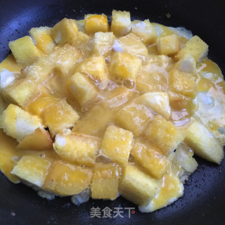 馒头丁鸡蛋饼的做法步骤：6