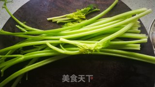 目鱼炒芹菜的做法步骤：2
