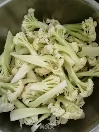 炒花菜的做法步骤：1