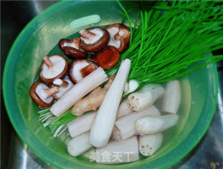 莲藕猪肉馅饺子的做法步骤：1