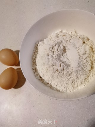 手擀鸡蛋面的做法步骤：1