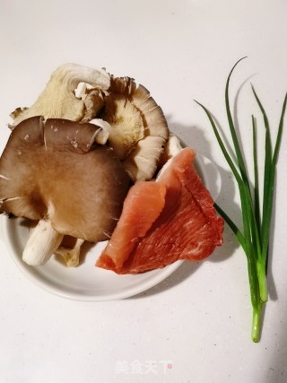 肉炒平菇的做法步骤：1