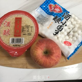 酒酿苹果煮圆子的做法步骤：1