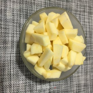 酒酿苹果煮圆子的做法步骤：2