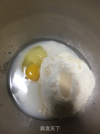 沙拉肉松面包卷的做法步骤：1