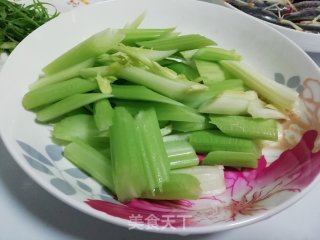 西芹淮山小炒的做法步骤：1