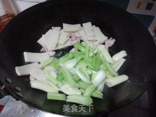 西芹淮山小炒的做法步骤：5