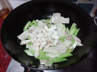 西芹淮山小炒的做法步骤：6