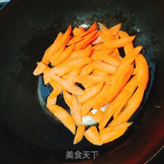 杏鲍菇炒胡萝卜的做法步骤：3