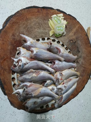 红烧鲫头鱼的做法步骤：1