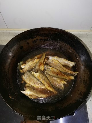 红烧鲫头鱼的做法步骤：8
