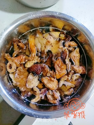 野山菇炖排骨的做法步骤：2