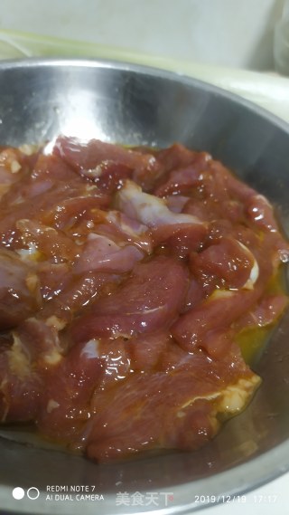 牛肉炒芹菜的做法步骤：2