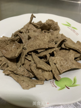 炒儿童猪肝粉（补血）的做法步骤：1