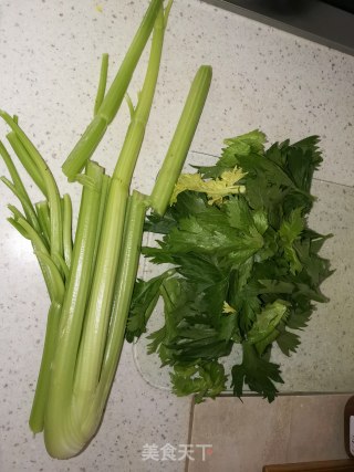 拌青萝卜芹菜叶的做法步骤：1