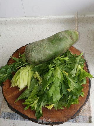 拌青萝卜芹菜叶的做法步骤：2