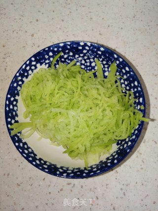 拌青萝卜芹菜叶的做法步骤：3